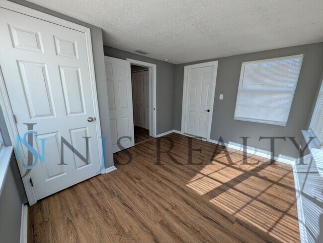 Building Photo - Fabulous 3/1/1 980 Sq. Ft. with NEW AC, NEW flooring, UPDATED kitchen & bath with GRANITE counter...