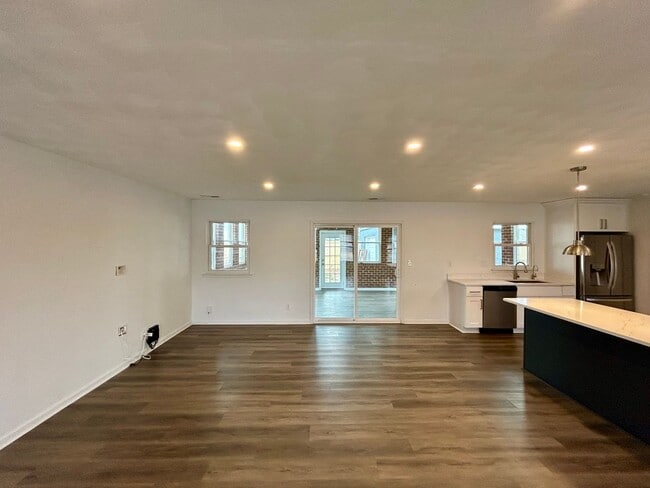 Building Photo - 3001 Guenevere Dr