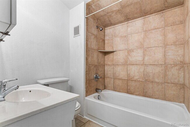 Building Photo - "Spacious 5-Bedroom Denver Gem with 2.5 Baths and 1,920 Sq Ft of Comfort!"