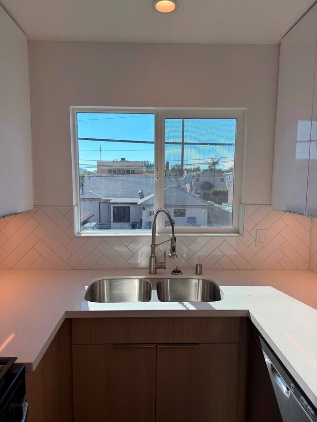 Building Photo - 4443 Clayton Ave