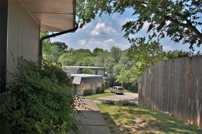 Building Photo - 705 Castle Ridge Rd
