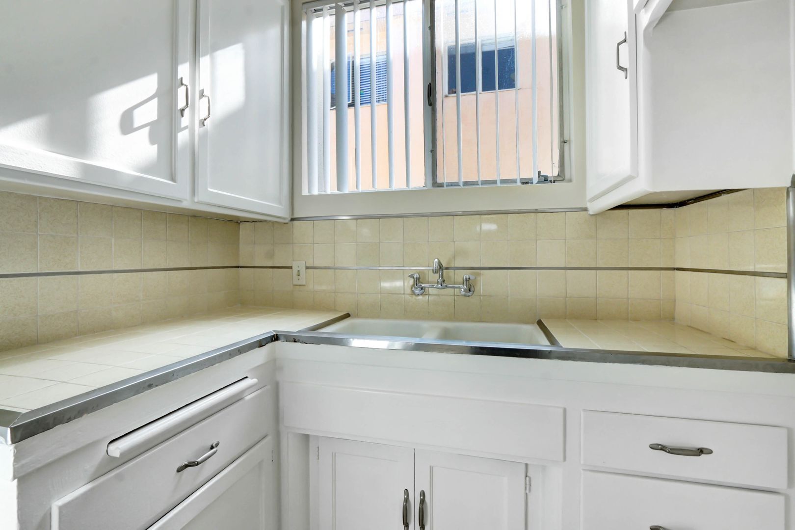 Building Photo - 3144-3152 S. Barrington Ave in Mar Vista - Has a Pool!