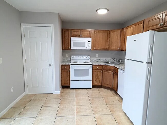 Building Photo - Spacious two-bedroom townhome