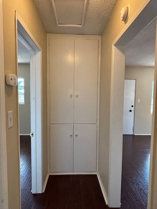 Building Photo - 2 bedroom 1 bath available now in East LA!