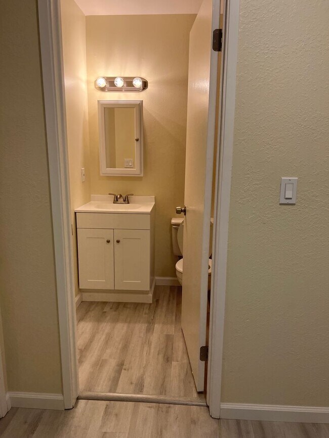 Building Photo - Nicely upgraded 2 Bedroom/1 Bathroom Condo...