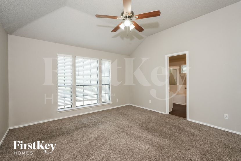 Building Photo - 911 Blewitt Dr