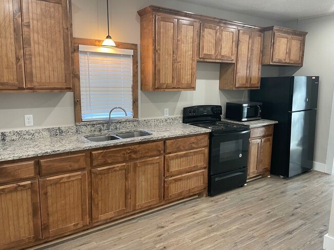 Building Photo - Updated 3 bedroom 2 bath EASY walk to campus!