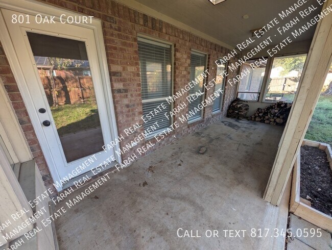 Building Photo - 801 Oak Ct