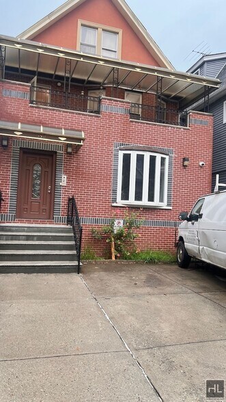 Building Photo - 350 E 5th St