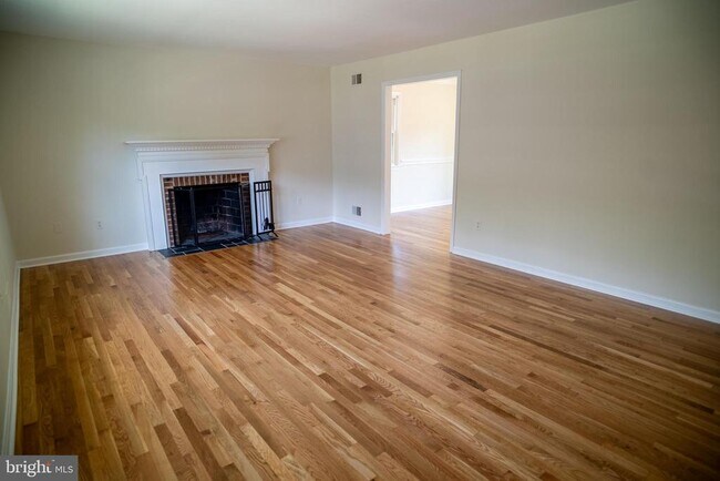 Building Photo - 5012 Larno Dr