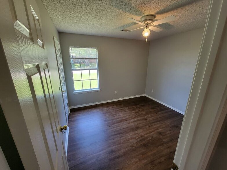 Building Photo - 1010 S Liberty Dr