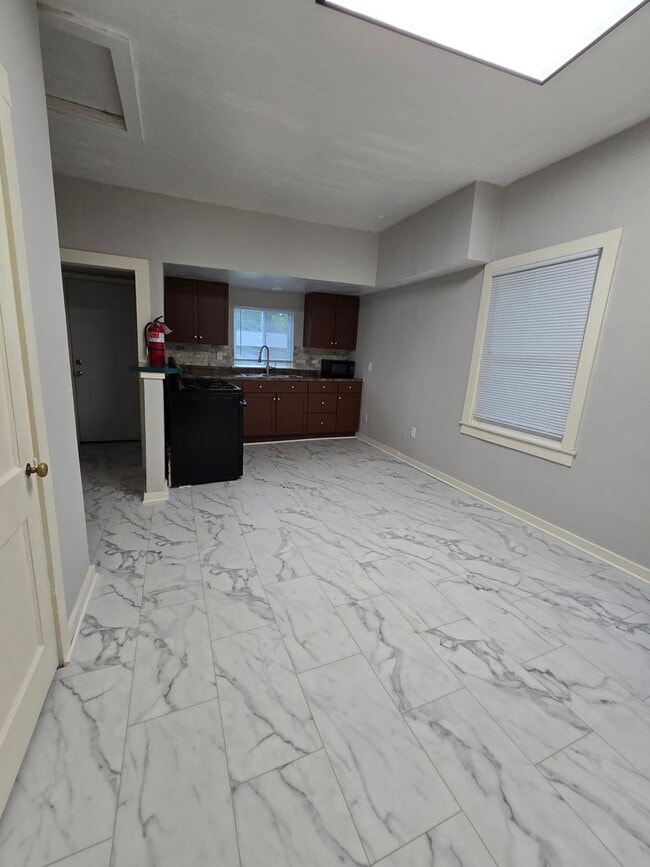 Building Photo - 1 bedroom 1 bathroom