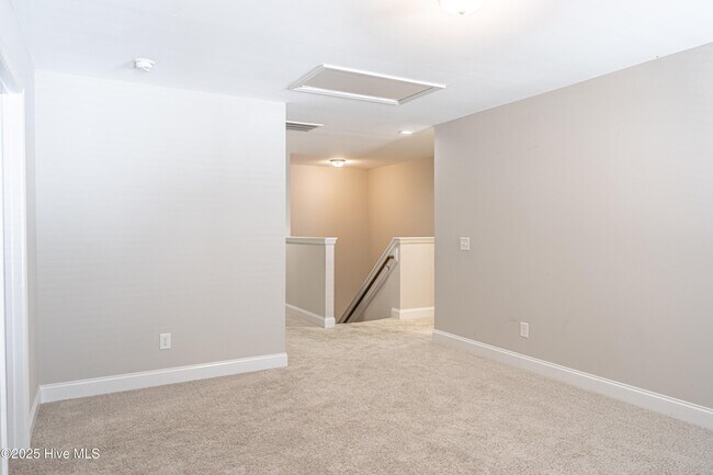 Building Photo - 412 Palisades Dr