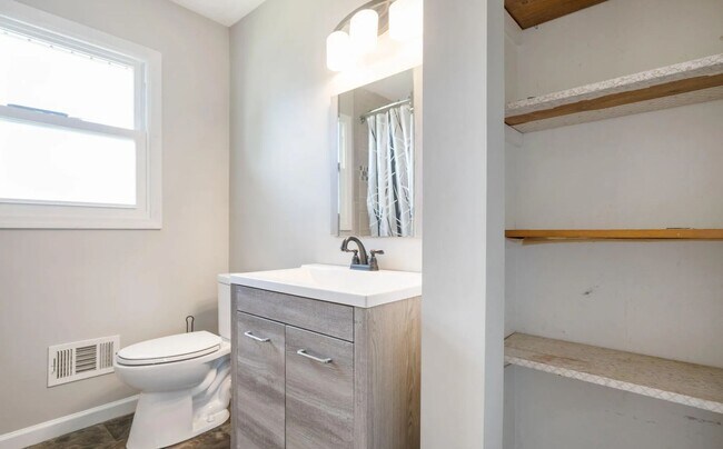 Building Photo - Welcome home to this updated bright and sp...