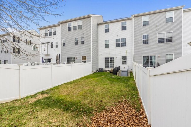 Building Photo - 1841 Graymount Way