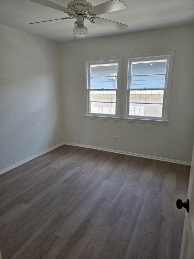 Building Photo - ORANGE OLD TOWN PLAZA  3 BEDROOM 2 BATH HO...