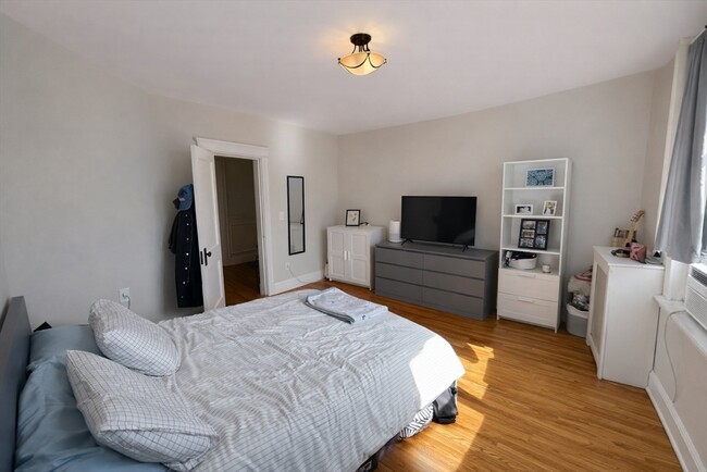 Building Photo - 15 Park Dr