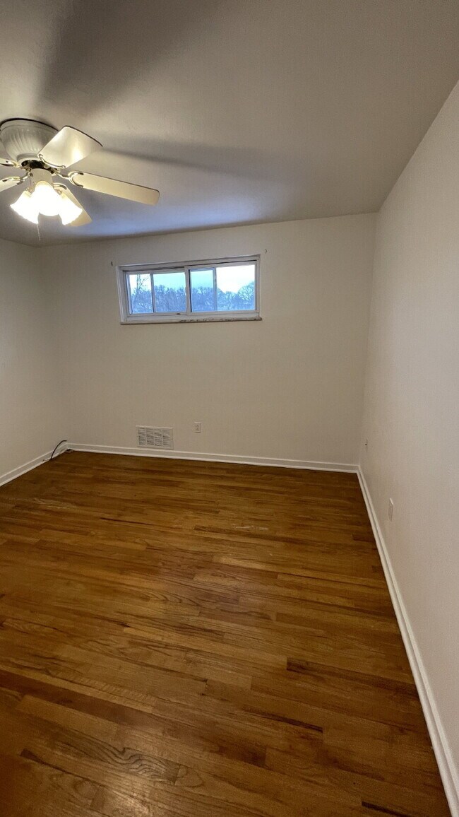 Building Photo - Charming 3 bed, 2 bath with finished basement!