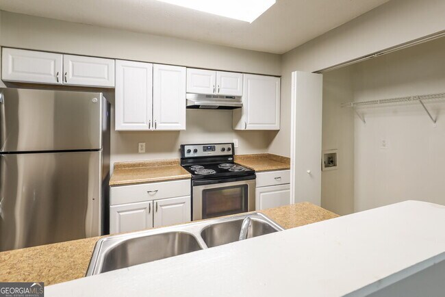Building Photo - 9512 Forest Knoll Dr