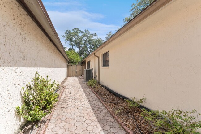 Building Photo - Stunning 3 BR/2 BA/2 Garage Single Family Home in  highly sought-after Sweetwater Oaks!