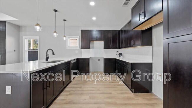 Building Photo - 1068 Bruce St