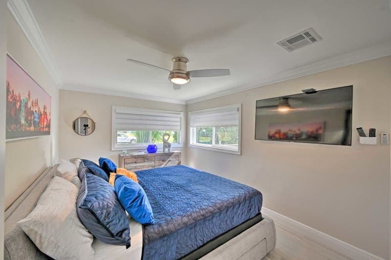 Building Photo - 5330 Bayshore Ave