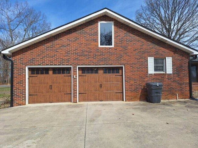 Building Photo - 1084 Nease Dr