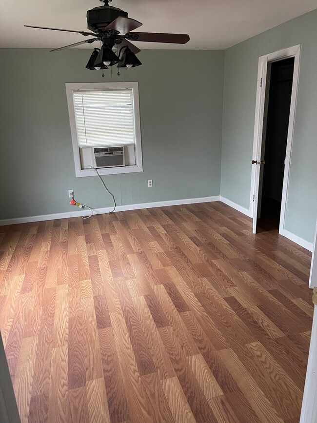 Building Photo - Cute 2/1 House in West Lampasas