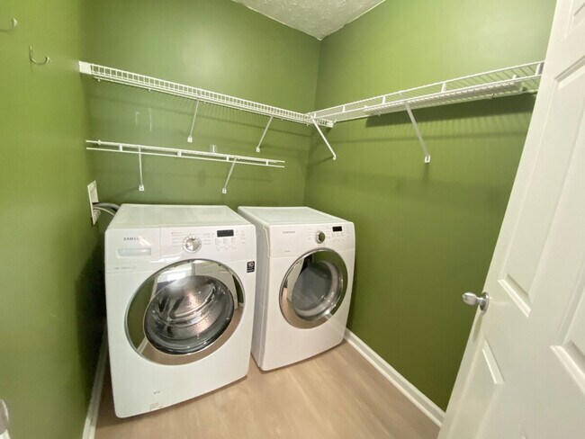 Building Photo - 220 Brookstone Trail