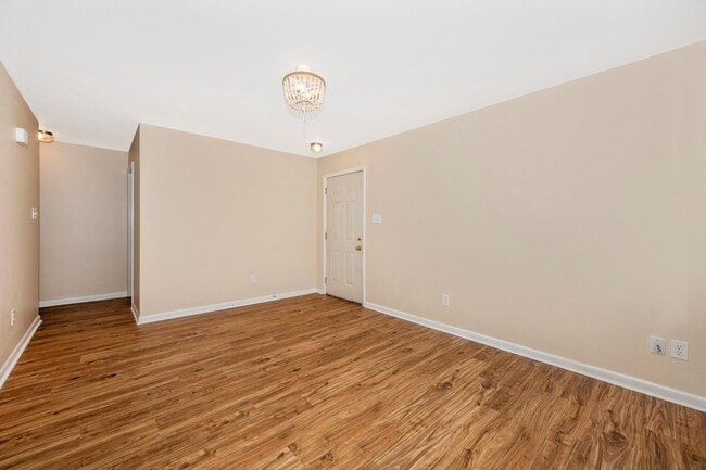 Building Photo - Apartment w/Parking