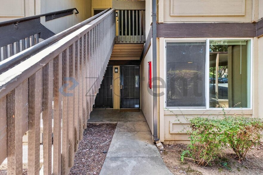 Building Photo - Unit H7