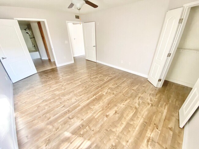 Building Photo - ADORABLE FIRST FLOOR CONDO UNIT 1 BEDROOM / BATH, LOCATED IN A GATED COMMUNITY!