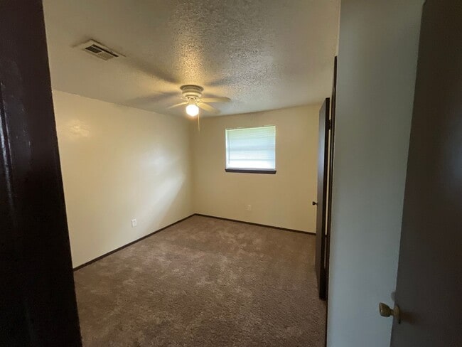 Building Photo - Spacious 4 bed, 1.5 bath
