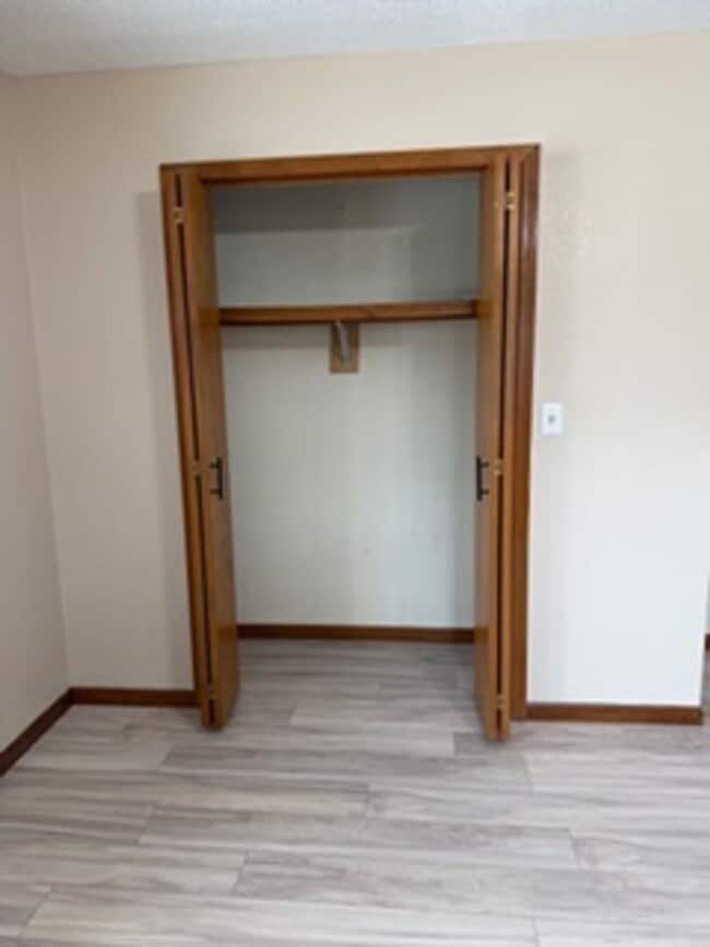 Building Photo - Beautiful country setting