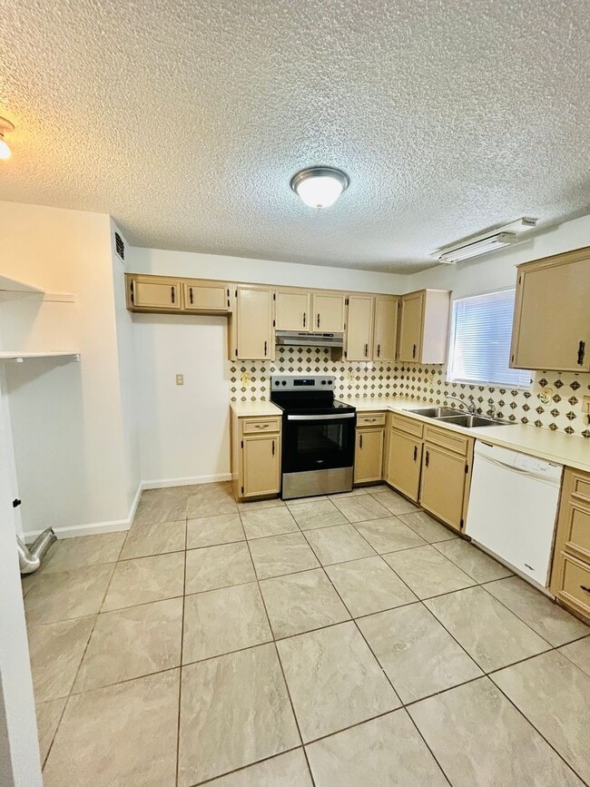 Primary Photo - 3 bed 2 bath