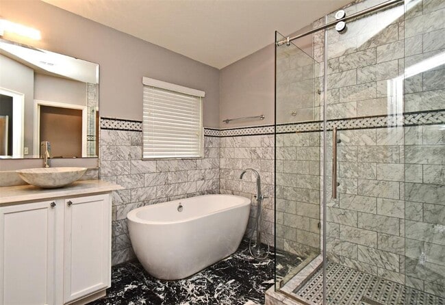 Building Photo - 475 Nadeau Way