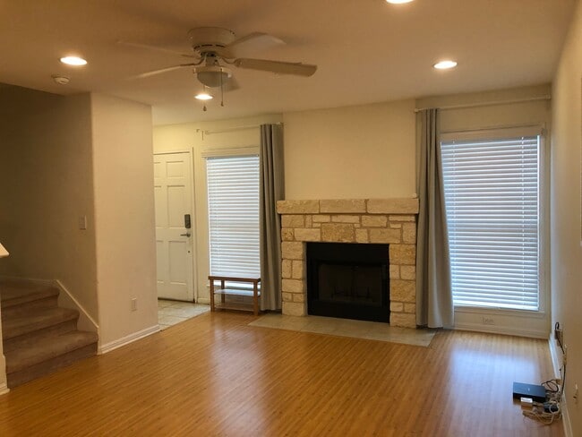 Building Photo - Great Close-In Condo