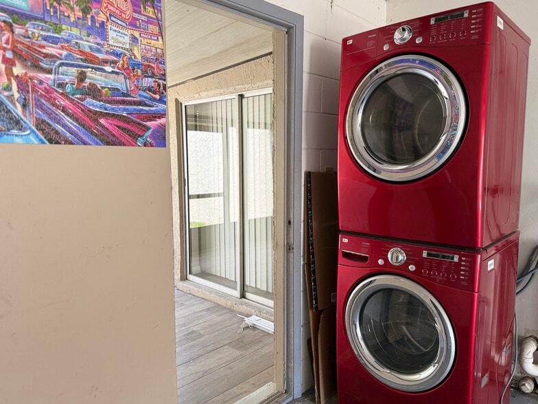 Building Photo - 160 Clear Lake Cir