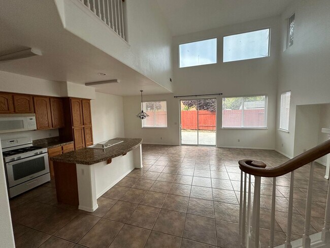 Building Photo - Pleasant 4 Bd. 2.5 Ba. River Oaks Home loc...