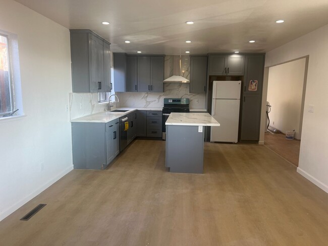 Building Photo - Spacious Newly Remodeled 3 Bedrooms and 2 ...