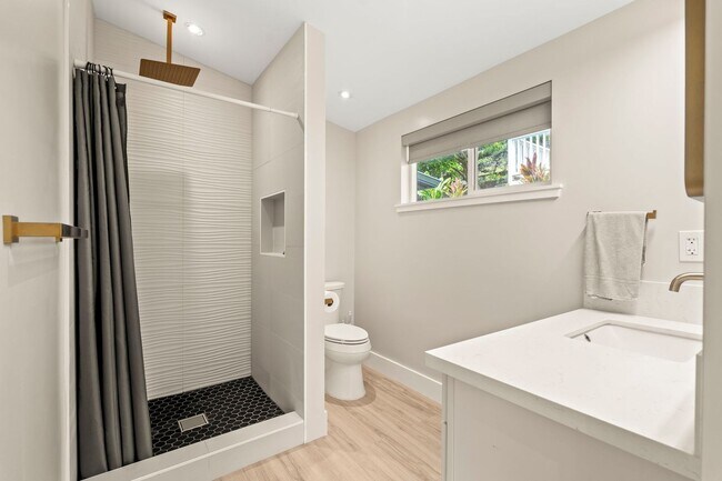 Building Photo - Manoa Valley, 4 bedroom, 3 bath, Fully Ren...