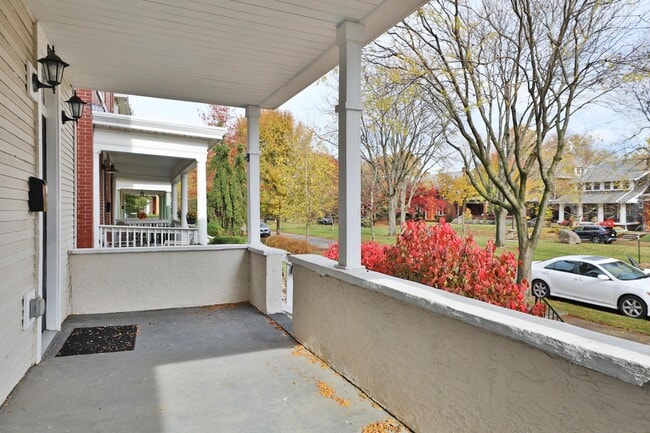 Building Photo - 693 Wilson Ave