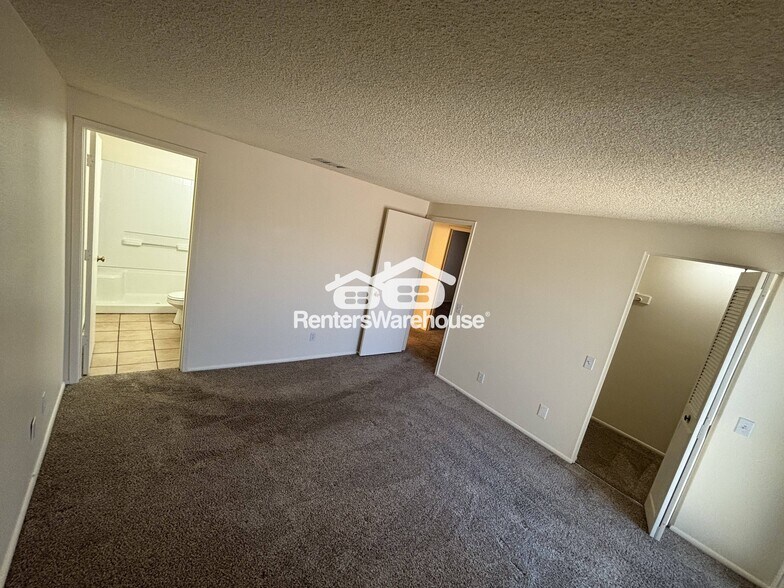 Building Photo - 2126 N Villas Ln
