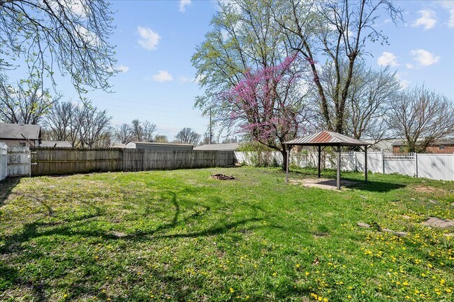 Building Photo - 807 Estate Dr