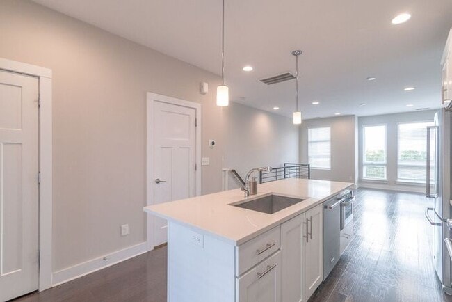 Building Photo - Beautiful Modern Townhome in South End Available 5/1!