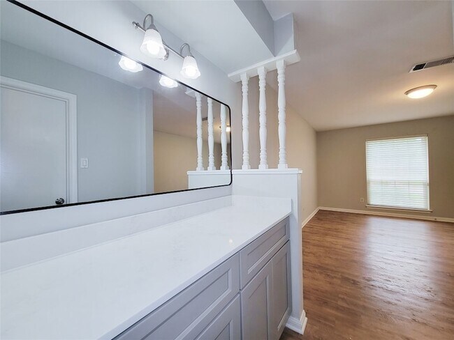 Building Photo - 13406 Glen Erica Dr