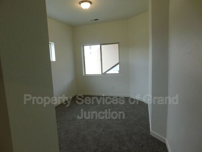 Building Photo - 658 Brookwillow Dr