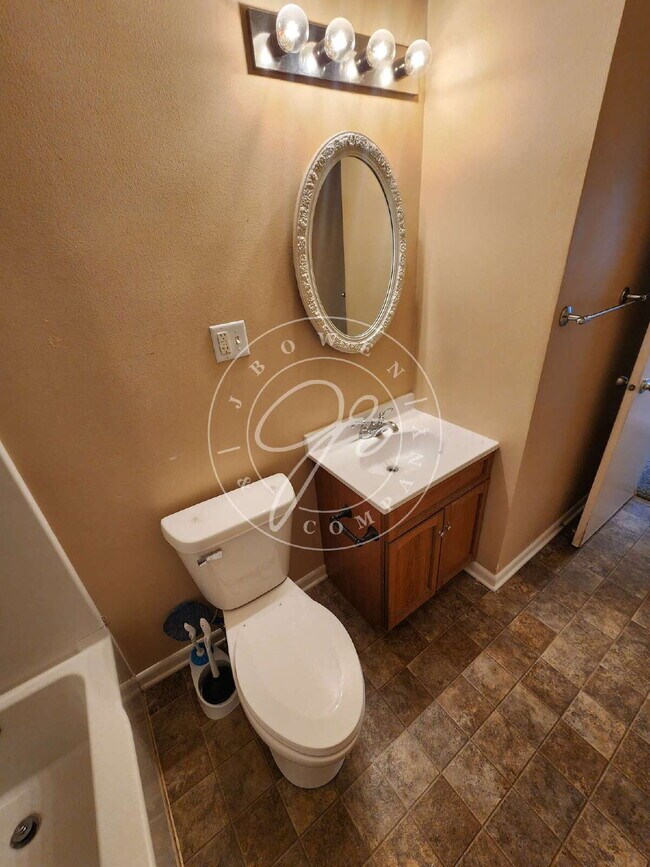 Building Photo - "Charming 2-Bedroom Haven on Luscombe Drive with Spacious 1105 sq ft Layout!"