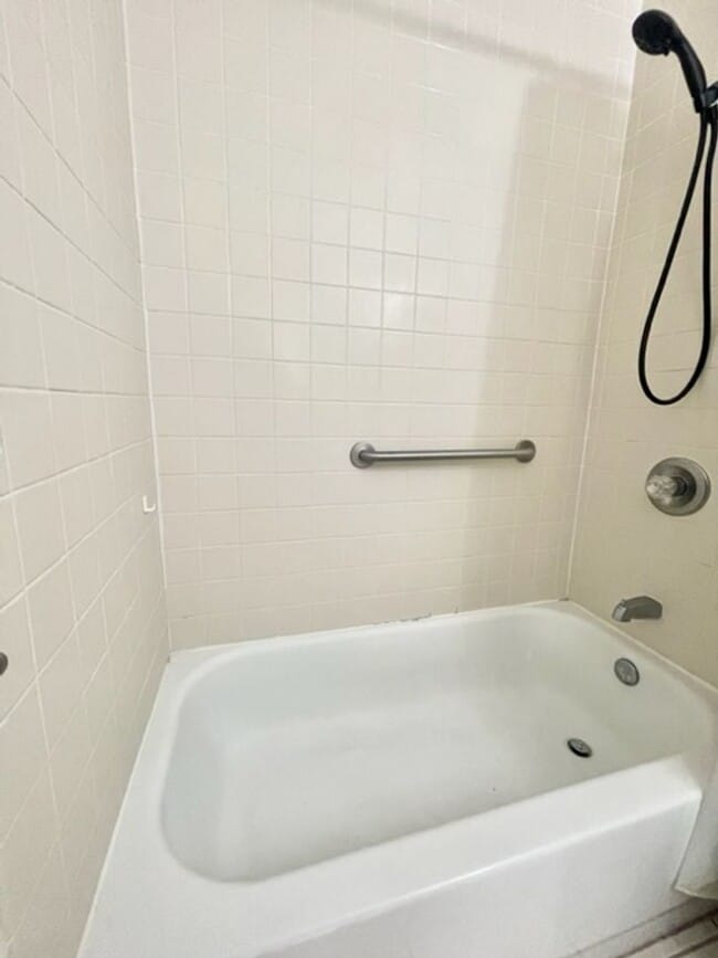 Building Photo - Charming 1-Bedroom, 1-Bath Likini West Unit – Available August 5, 2026