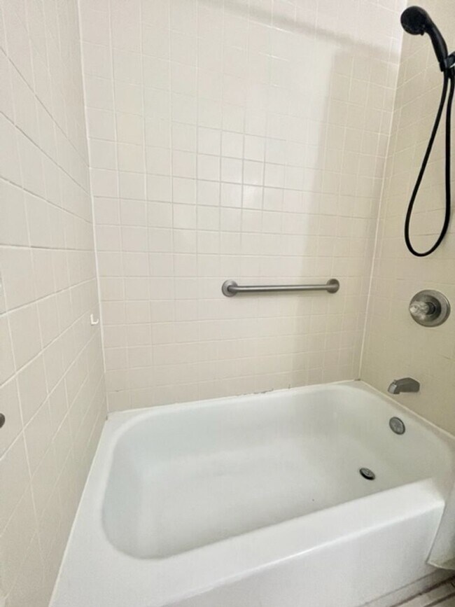 Building Photo - Charming 1-Bedroom, 1-Bath Likini West Unit – Available March 1